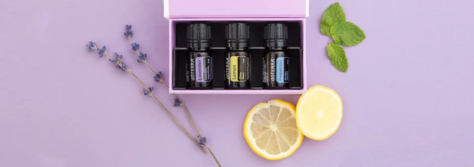 Mujer utilizando un aceite esencial dōTERRA