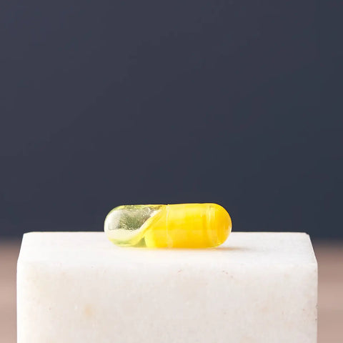 dōTERRA Kurkuma Zweikammerkapseln – Detailaufnahme der Kapsel mit Doppelkammer für Wohlbefinden | doTERRA