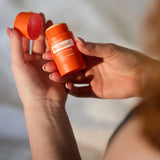 dōTERRA On Guard Stick Echinacea in offenen Händen für Wohlbefinden | doTERRA