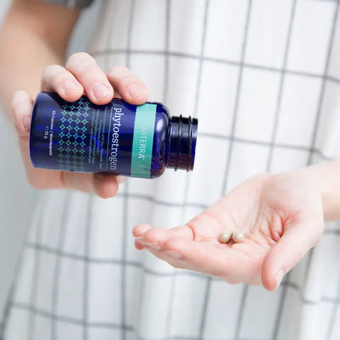 dōTERRA Phytoestrogen Essential Complex in der Hand für Wohlbefinden | doTERRA