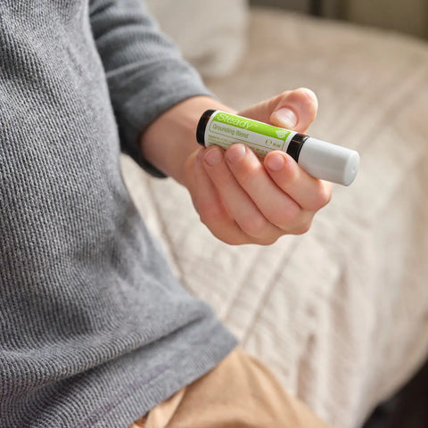 dōTERRA Steady Roll-on 10ml – Hand eines Jungen bei der Anwendung für tägliches Wohlbefinden | doTERRA