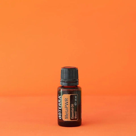 dōTERRA MetaPWR Mischung 15ml auf leuchtendem Orangehintergrund | doTERRA