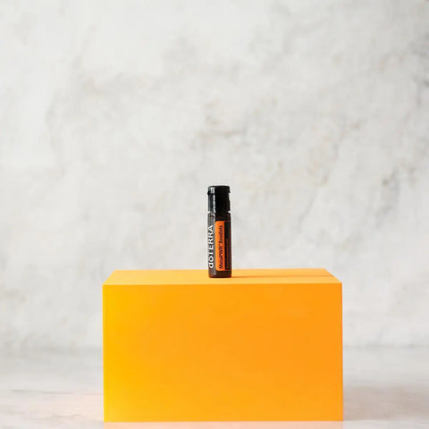 dōTERRA MetaPWR Perlen – leuchtende Flasche auf Marmor | doTERRA