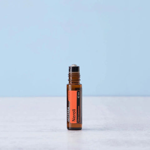 dōTERRA Neroli Touch Roll-on 10ml Flasche auf weißem Marmor mit hellblauem Hintergrund | doTERRA