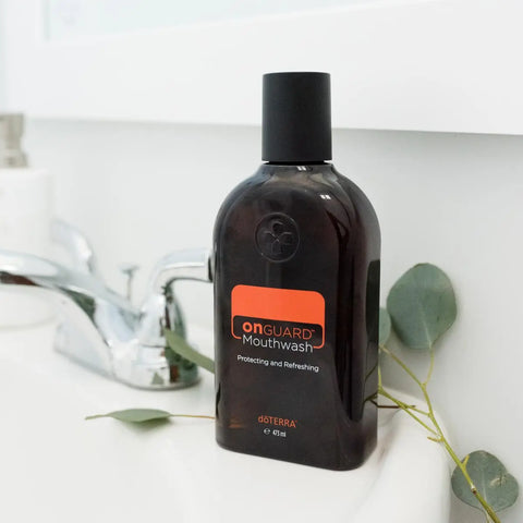 dōTERRA On Guard Mundspülung 473ml auf Badtheke mit Eukalyptus | doTERRA