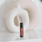 dōTERRA On Guard Touch Roll-on 10ml auf weißer Oberfläche mit dekorativem Krug | doTERRA