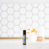 dōTERRA ZenGest Touch Roll-On 10ml auf Theke mit hexagonalen Fliesen und Kerze | doTERRA